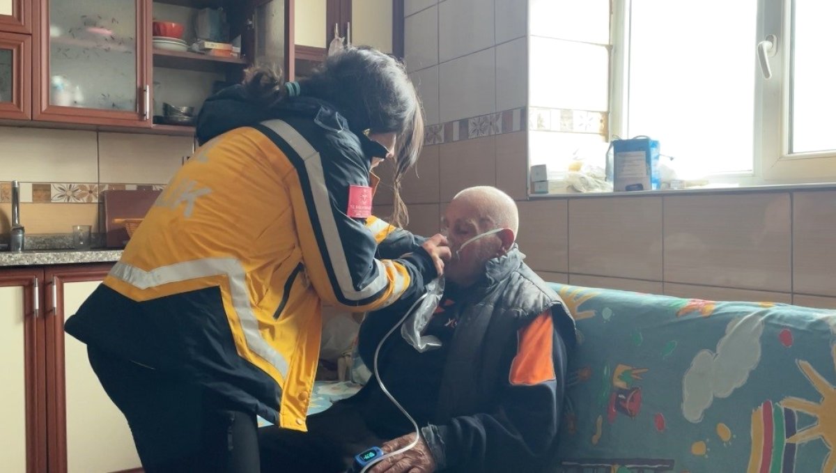 Kar kalınlığının 145 santimetreyi aştığı Ovacık'ta hayat kurtaran müdahale