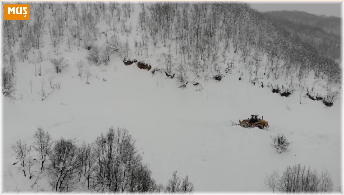 Kar kalınlığının 2 metreyi aştığı bölgede çığ riskine rağmen zorlu çalışma