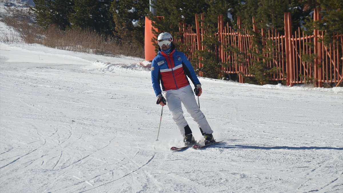 Kar kalınlığının 35 santimetreye ulaştığı Cıbıltepe'de kayak keyfi başladı
