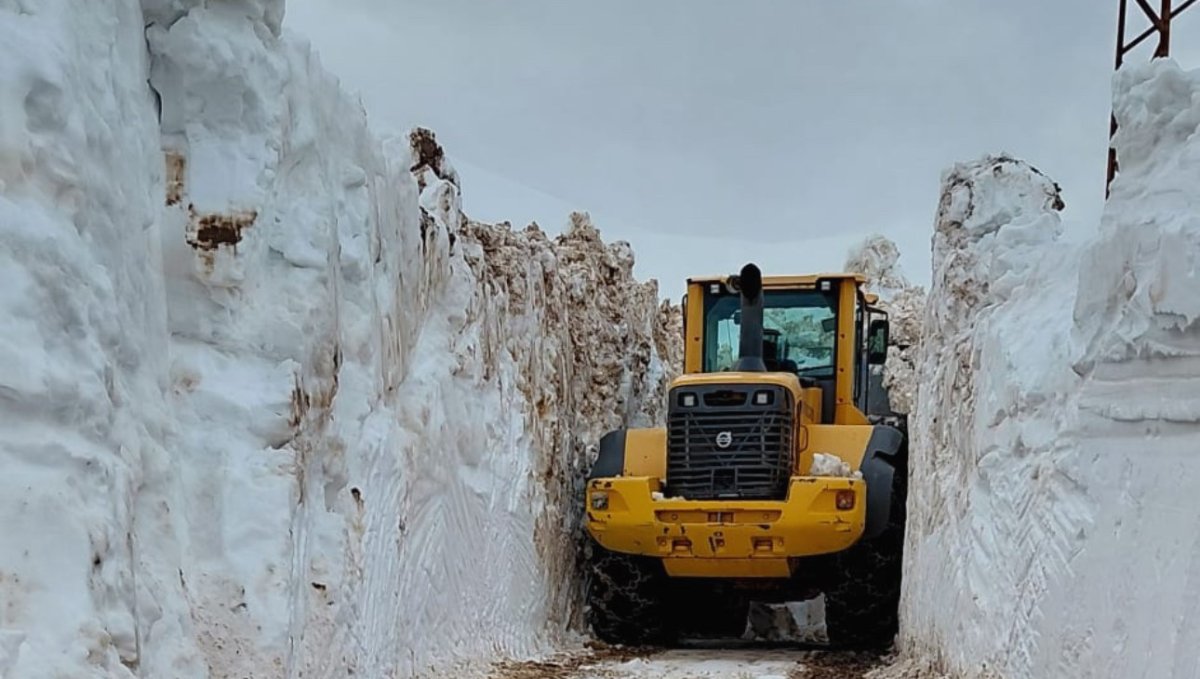 Kar kalınlığının 4 metreyi bulduğu Yüksekova'da kar savaşçılarının zorlu mesaisi