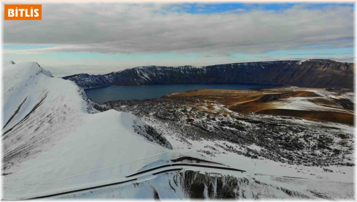 Kar kalınlığının 5 metreyi bulduğu Nemrut Krater Gölü yolu ulaşıma açıldı