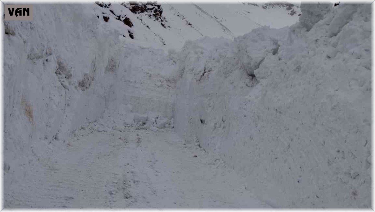 Kar kalınlığının iş makinelerinin boyunu geçtiği yolda zorlu çalışma