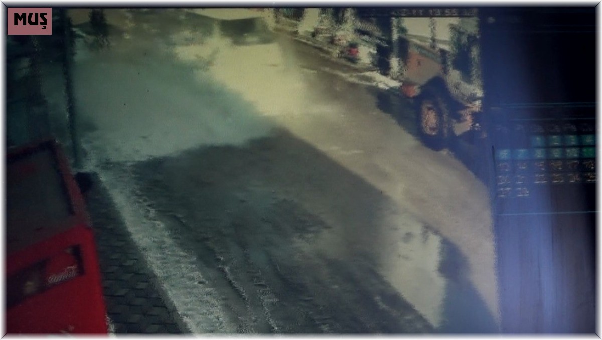 Kar kütlesi altında kalmaktan son anda kurtulan minibüs ve vatandaşların o anı kameraya yansıdı