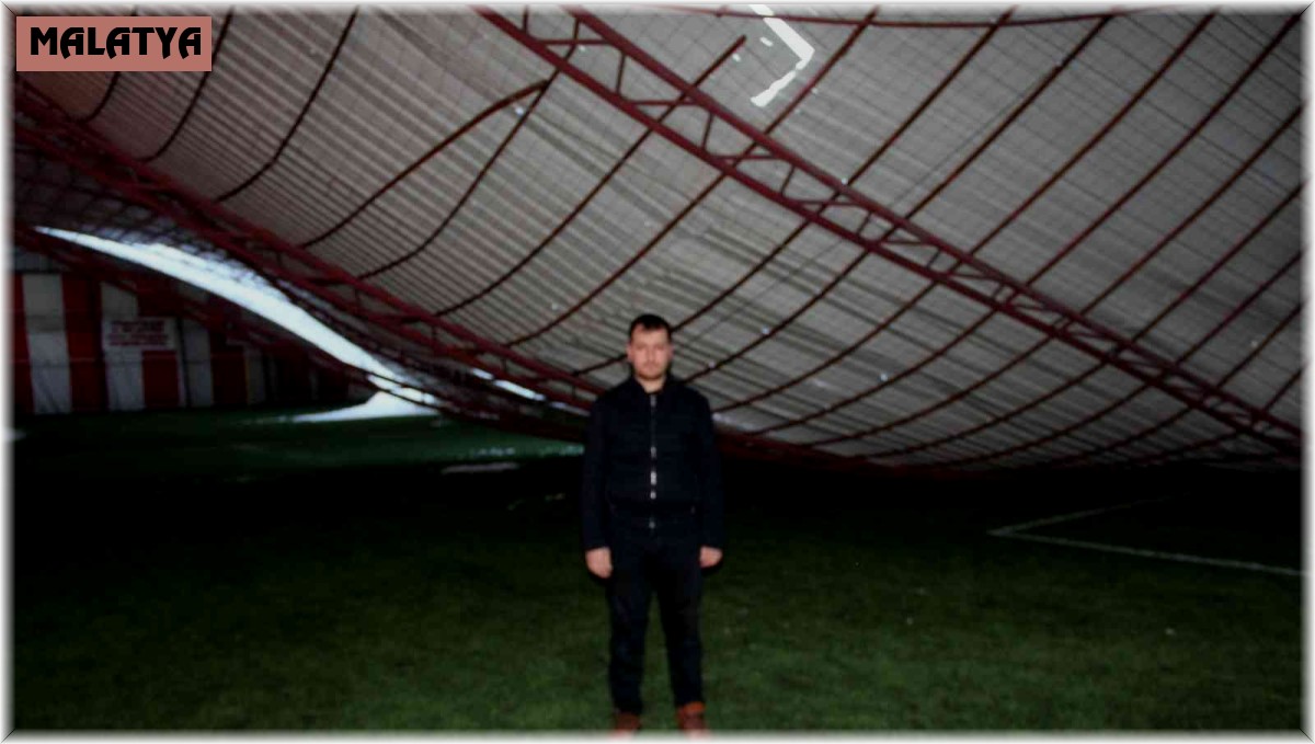 Kar nedeniyle halı sahanın çatısı çöktü