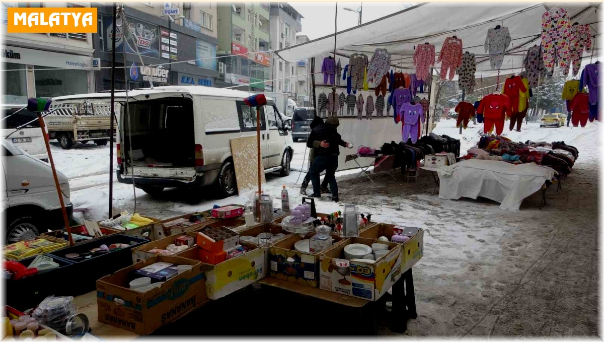 Kar nedeniyle müşteri bulamayınca kar topu oynadılar