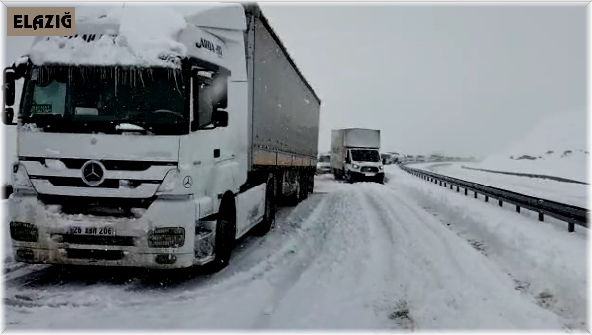 Kar nedeniyle rampayı çıkamayan sürücüler yolda mahsur kaldı