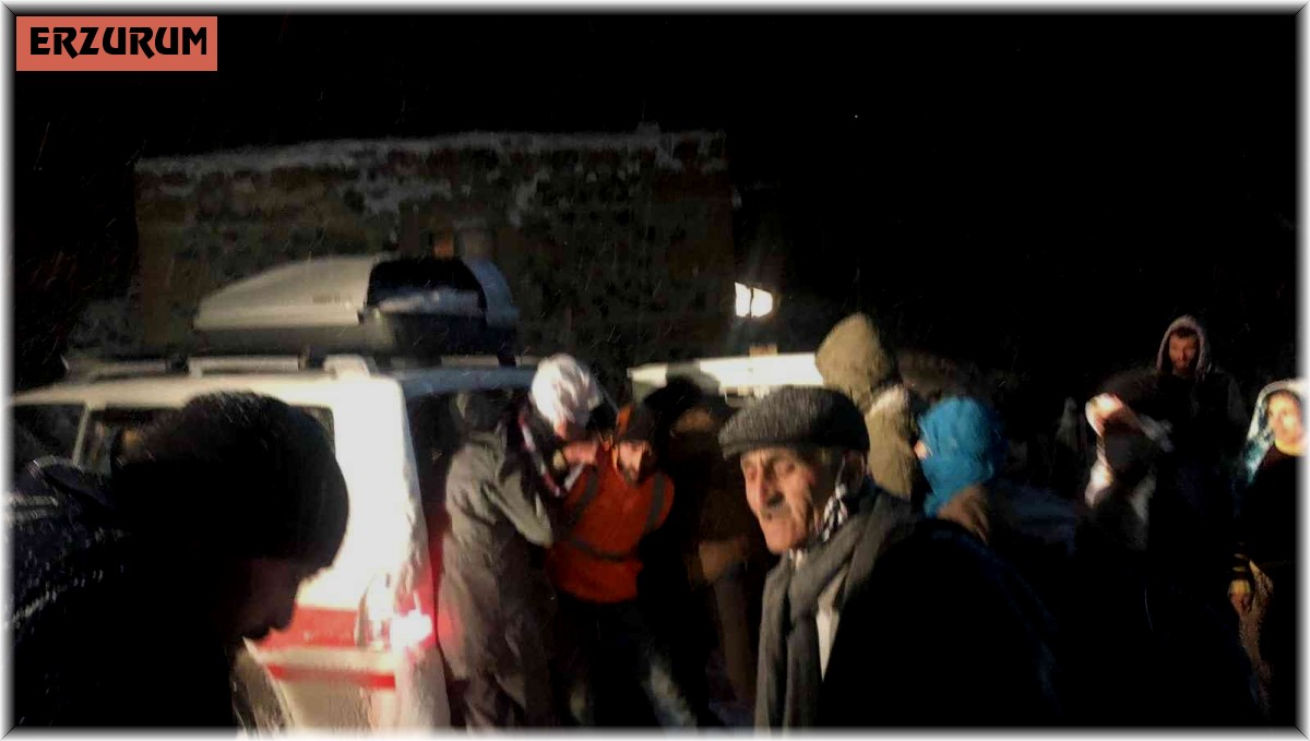 Kar nedeniyle ulaşıma kapanan mezrada hastaları karla mücadele ekipleri kurtardı