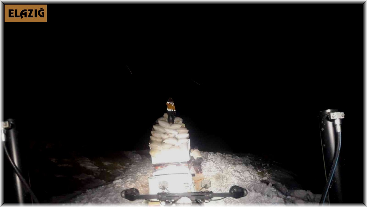 Kar nedeniyle yolda mahsur kalan saman yüklü kamyonet, ekipler tarafından kurtarıldı