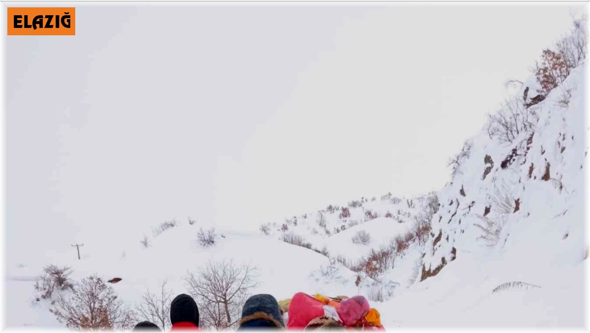 Kar nedeniyle yolları kapanan köylüler at ile erzak taşıdı