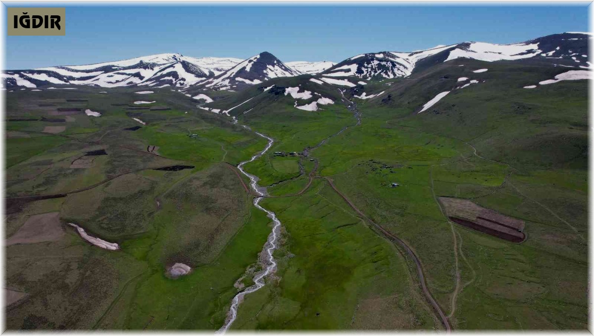 Kar sularının oluşturduğu akarsu havadan görüntülendi