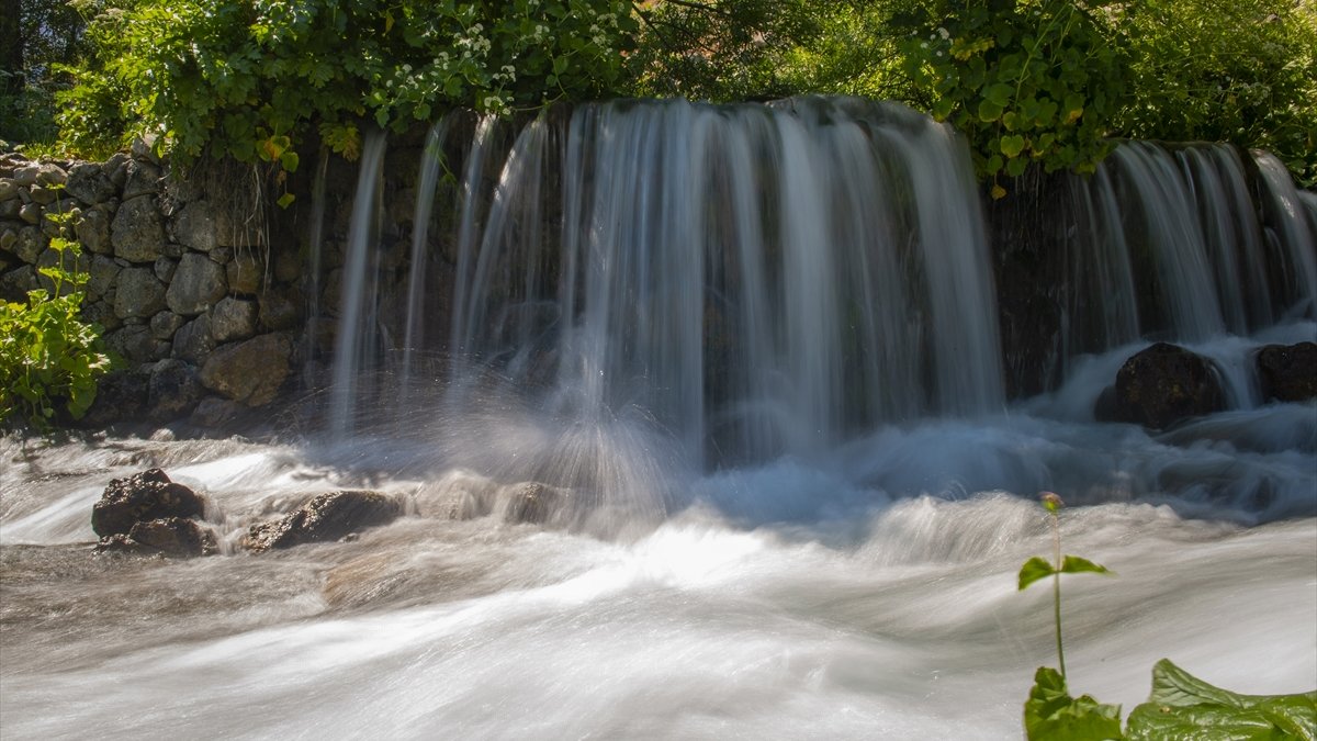 Kar sularıyla canlanan Munzur Gözeleri doğaseverleri ağırlıyor