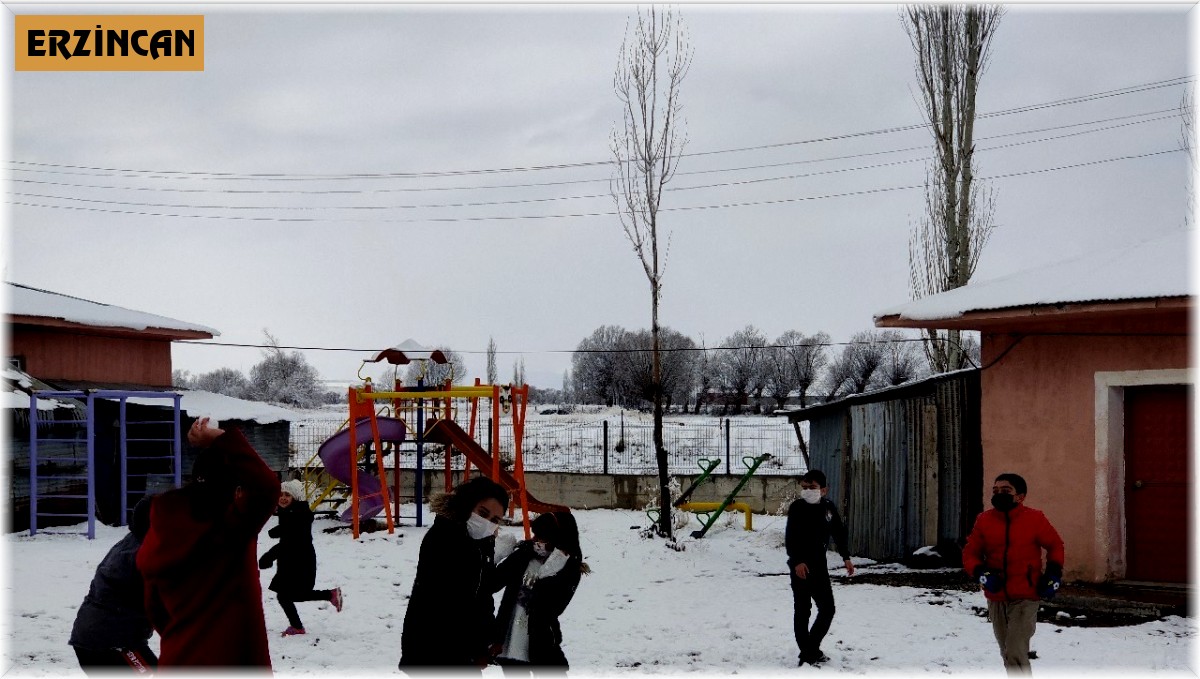 Kar sürücülere çile çocuklara neşe oldu