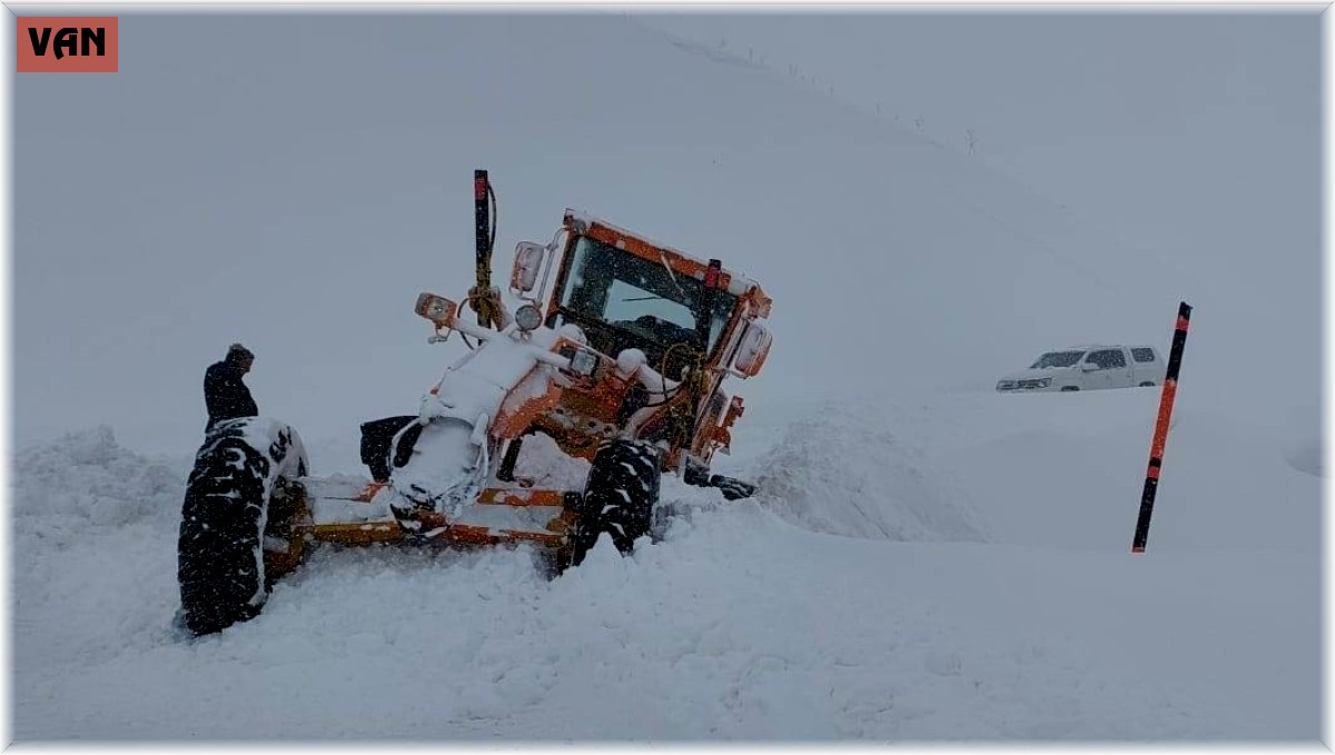Kar temizliği yapan iş makinesinin üzerine çığ düştü