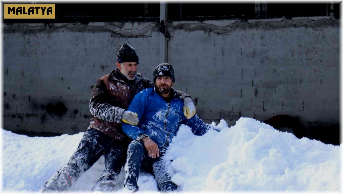 Kar temizliğini bıraktılar çocuklar gibi oyun oynadılar
