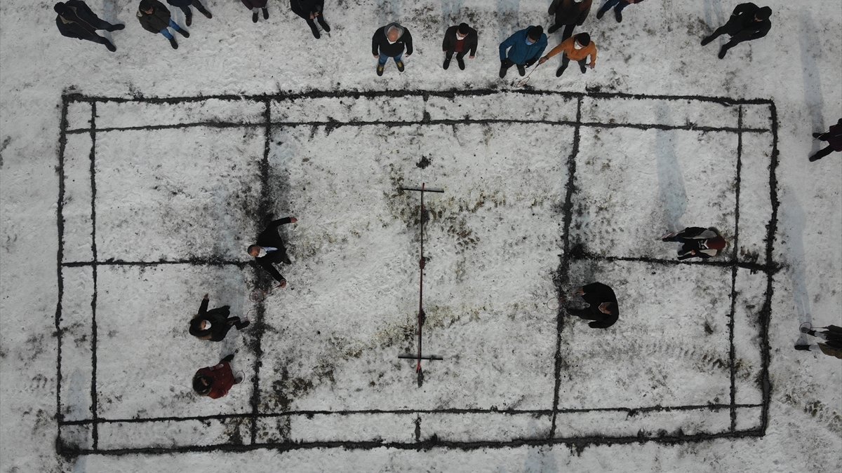 Kar üstünde badminton keyfi: Ağrı’da köylüler hayvancılığa maç arası verdi