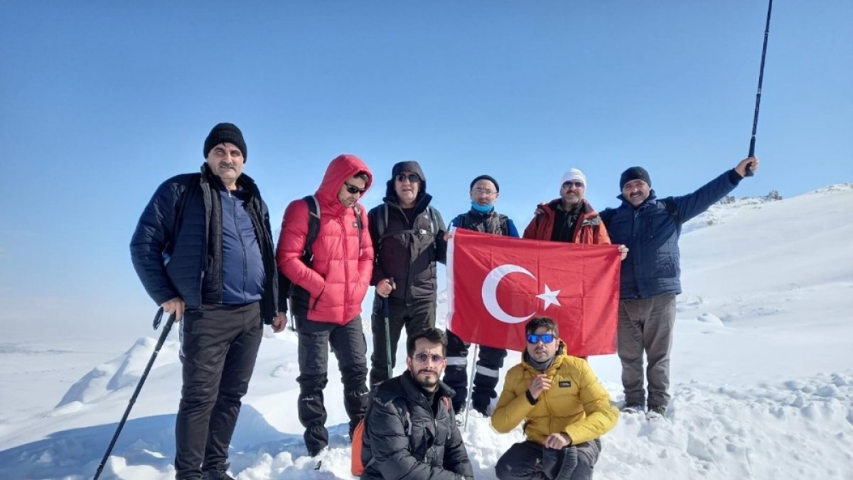 Kar ve soğuğa rağmen zirveye ulaştılar: Ağrılı dağcılar Bubi Dağı’na tırmandı