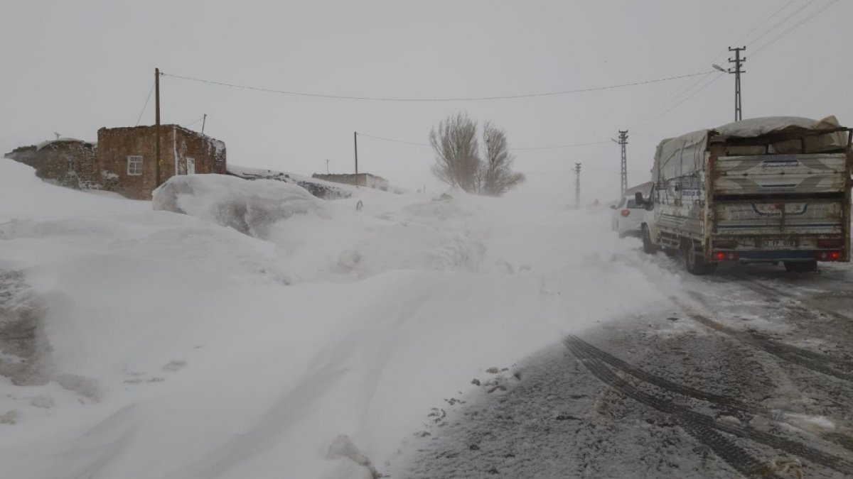 Kar ve tipi Ağrı-Kars karayolunu ulaşıma kapattı