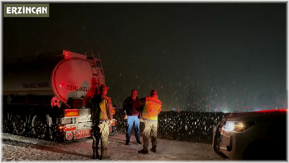 Kar ve tipi Erzincan - Gümüşhane yolunda ulaşımda aksamalara neden oldu