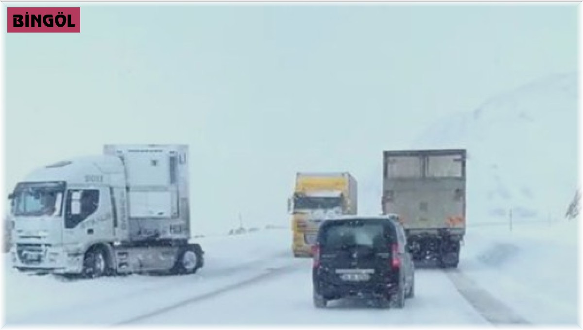 Kar ve tipi mahsur bıraktı, tırlar yolda kaldı