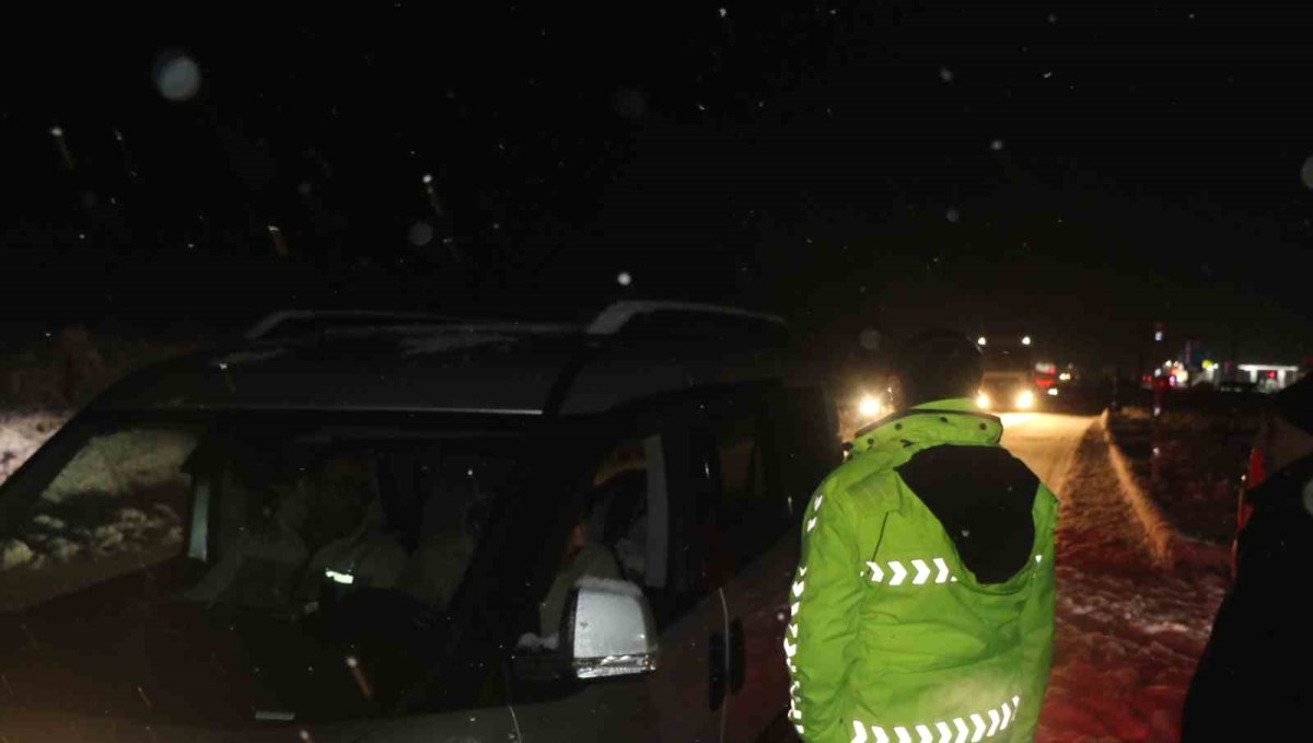 Kar ve tipi nedeniyle Erzincan'ın çevre illerle ulaşımı güçlükle sağlanıyor