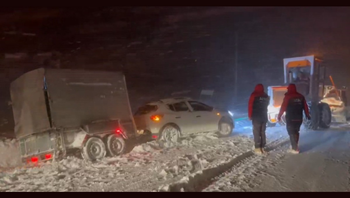 Kar ve tipi nedeniyle mahsur kalan vatandaşı ekipler kurtardı