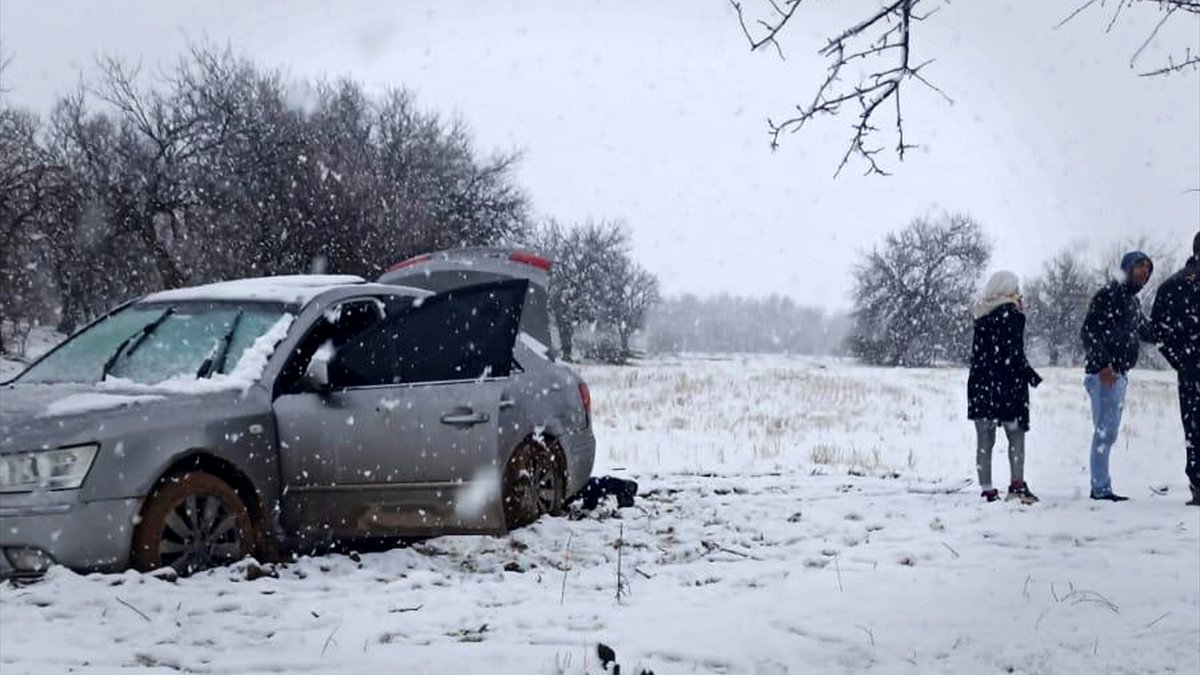 Kar ve tipi nedeniyle yolda mahsur kalan kadın sürücünün yardımına jandarma yetişti