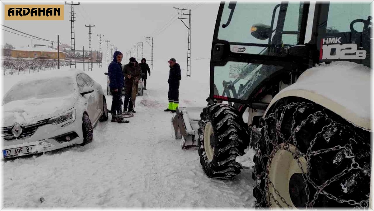 Kar ve tipi nedeniyle yolda mahsur kalanlar kurtarıldı