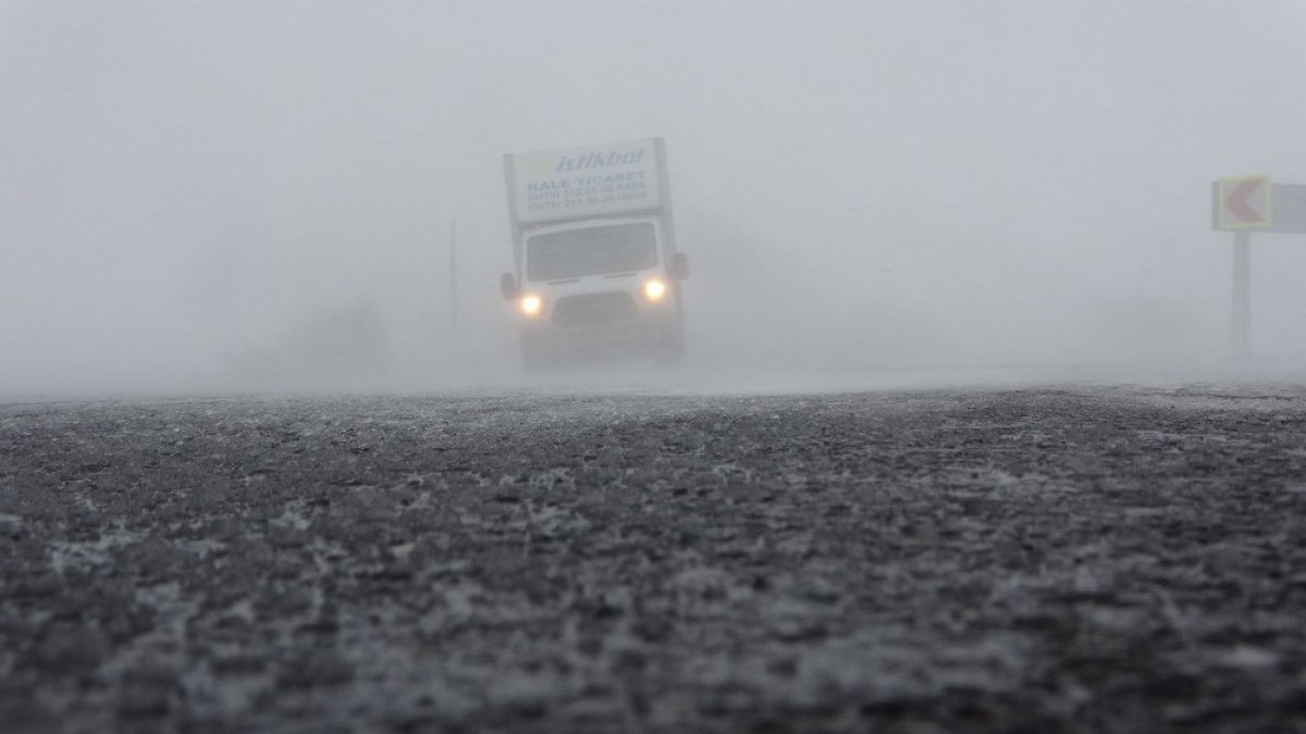 Kar ve tipi ulaşımı aksatıyor