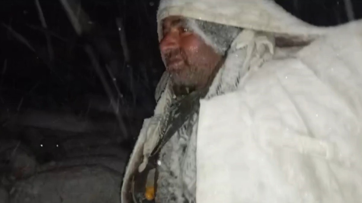 Kar ve tipide çadırları uçan çoban koyun sürüsüyle zor anlar yaşadı