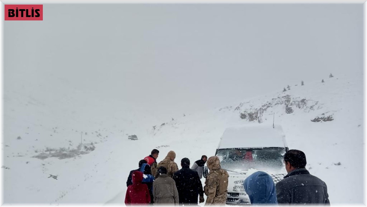Kar ve tipide mahsur kalan 20 öğrenci kurtarıldı