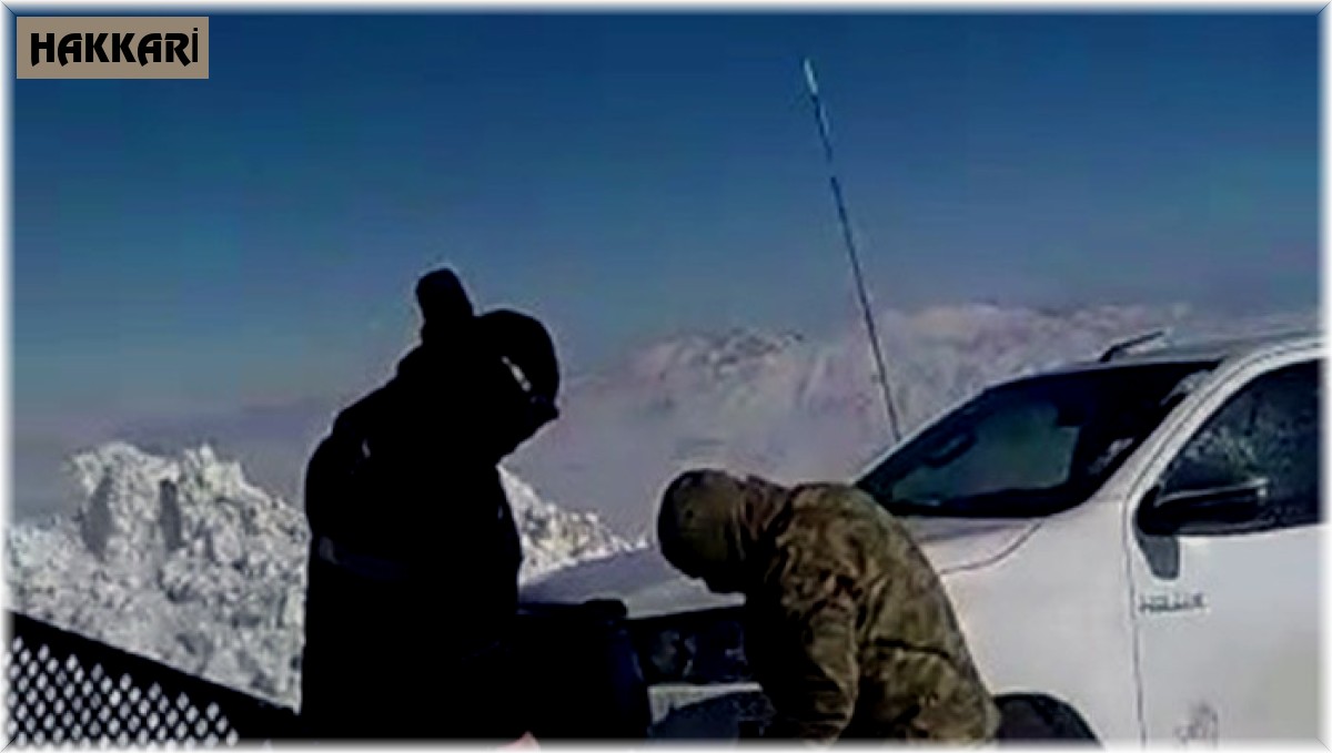 Kar ve tipide mahsur kalan ekipleri askerler kurtardı