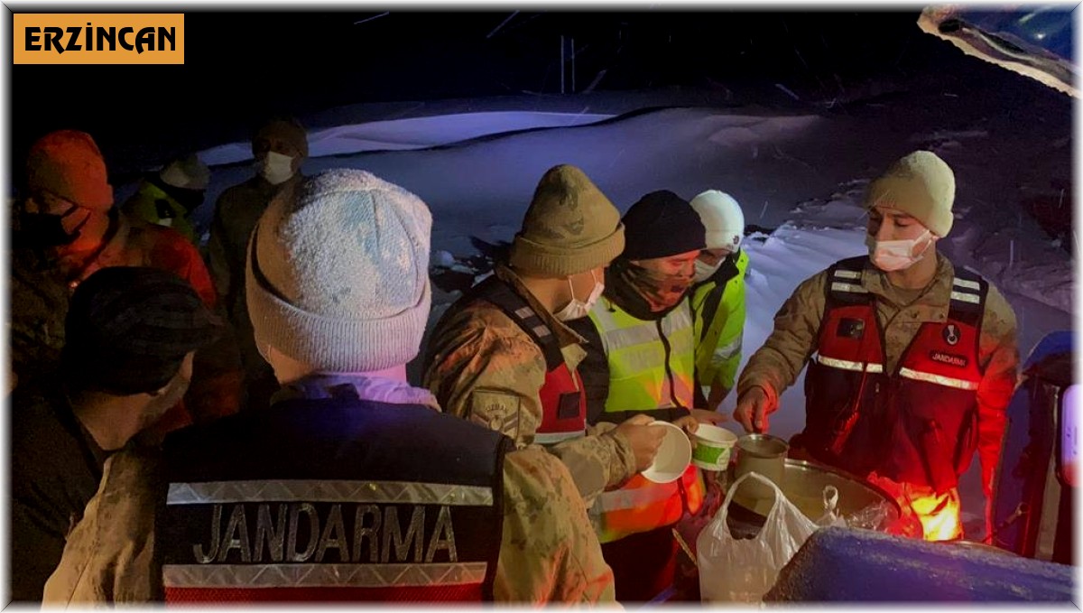 Kar ve tipiden kapanan karayolunun açılmasını bekleyenlere jandarma çorba ikram etti
