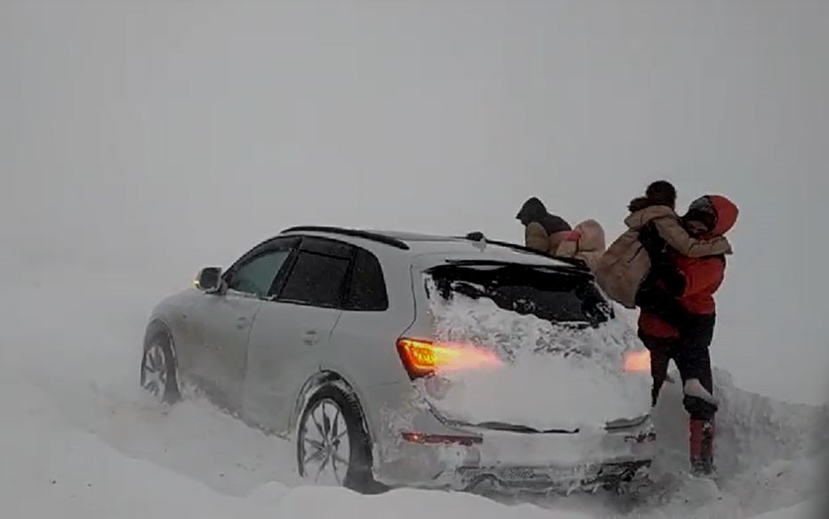 Kar ve tipiden mahsur kalan Gürcistan uyruklu 6 kişi AFAD ekiplerince kurtarıldı