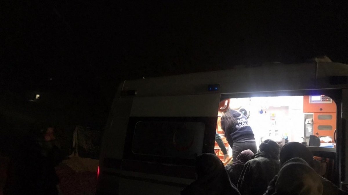 Kar ve tipiden yolu kapanan köydeki hasta 6 saat süren yol açma çalışmaları sonucu hastaneye kaldırıldı
