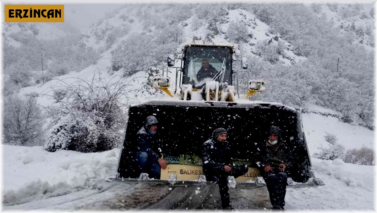Kar ve tipinin geçit vermediği yolda cenaze kepçeyle mezarlığa taşındı