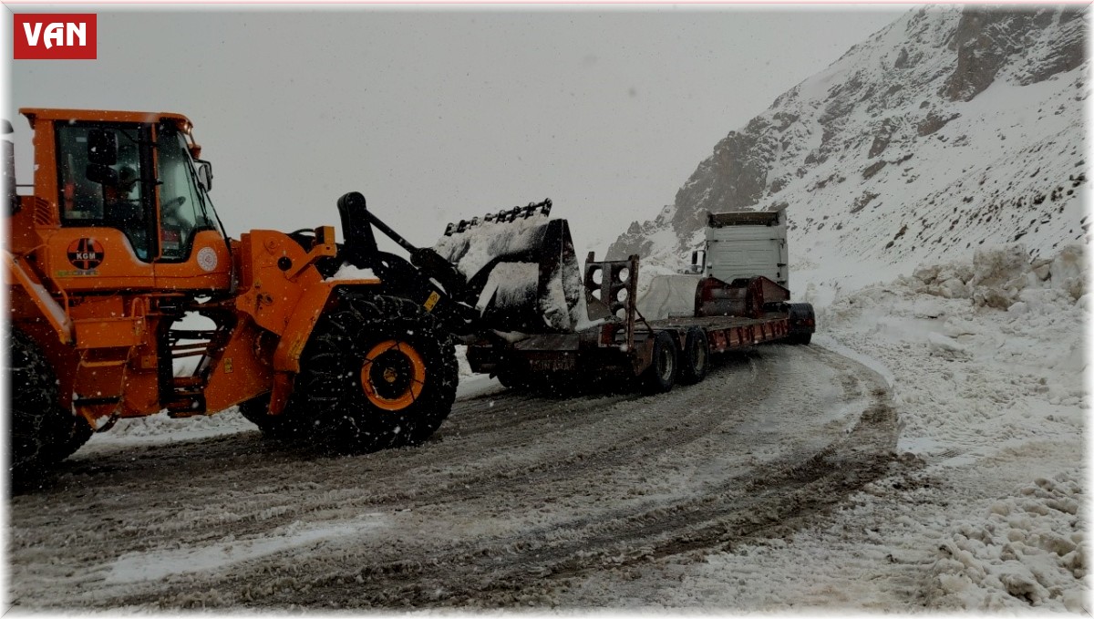 Kar yağdı, sürücüler yolda kaldı