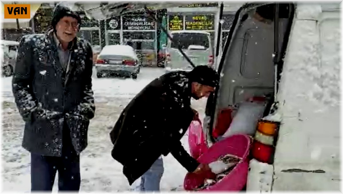 Kar yağışı altında ekmek mücadelesi
