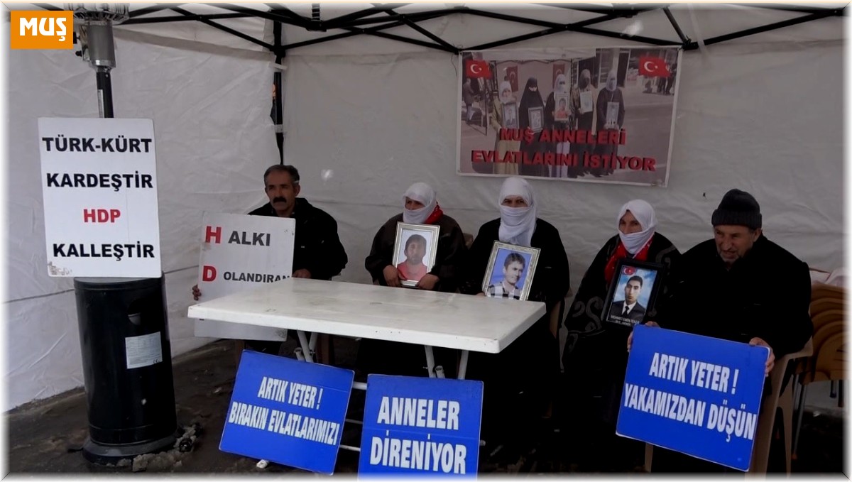 Kar yağışı altında evlat nöbeti