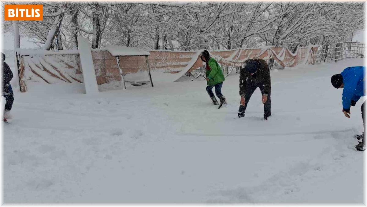 Kar yağışı çocuklara eğlence oldu