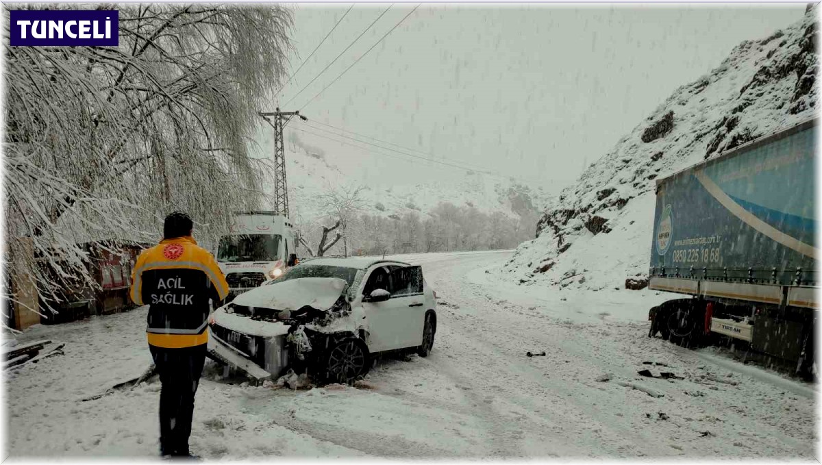 Kar yağışı kazaya neden oldu, iki araç çarpıştı: 2 yaralı