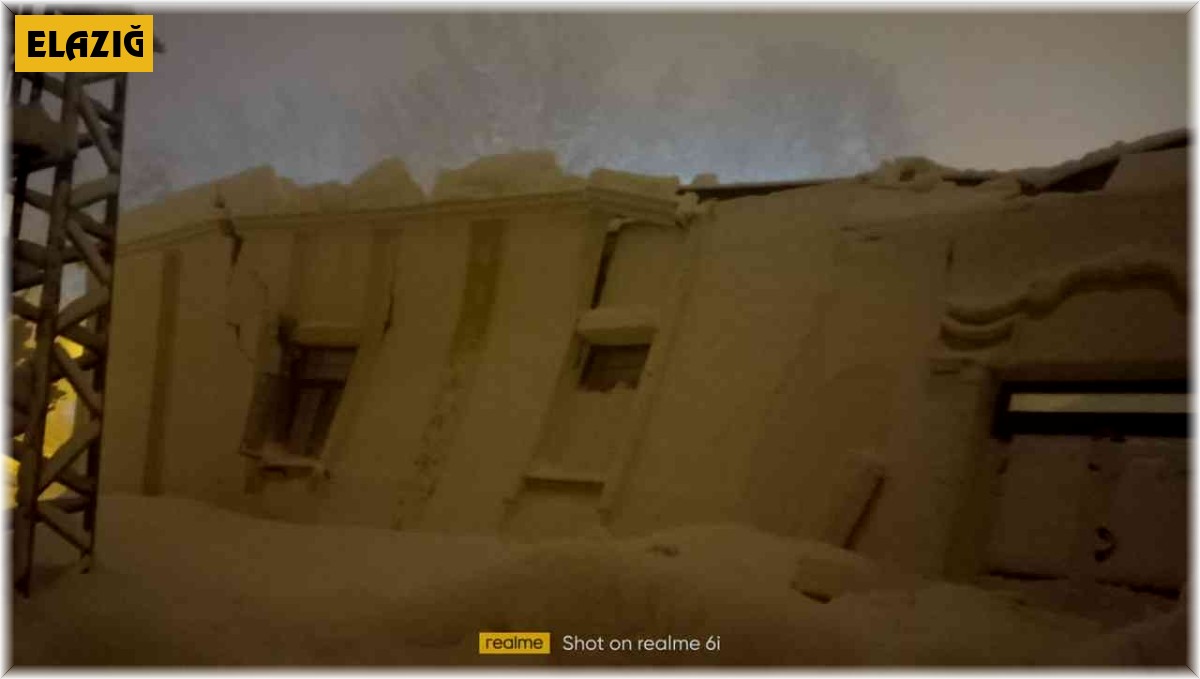 Kar yağışı nedeniyle düğün salonu çöktü