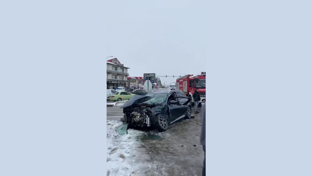 Kar yağışı trafik kazalarına neden oldu