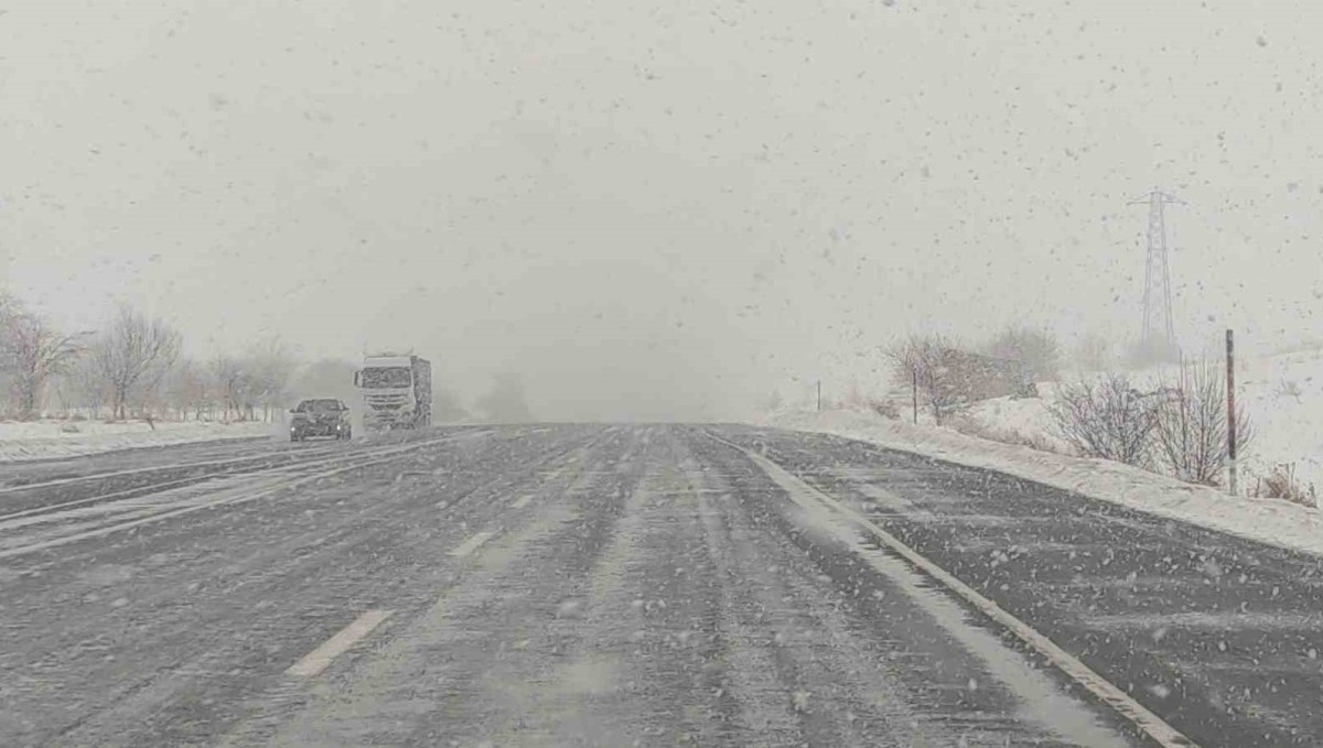 Kar yağışı Van-Bitlis yolunda etkili oluyor