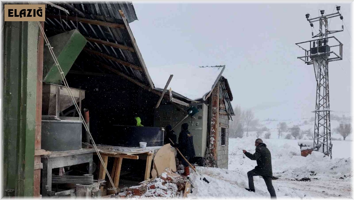 Kar yağışına dayanamayan un değirmeni çöktü