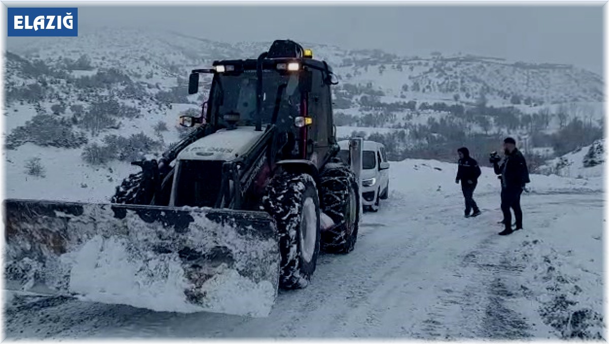 Kar yağışından dolayı yolda kalan bir grup vatandaş kurtarıldı