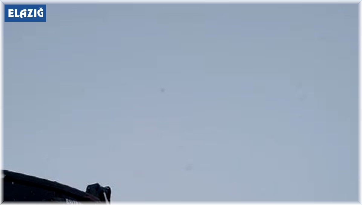 Kar yağışından dolayı yolda kalan tır ekipler tarafından kurtarıldı