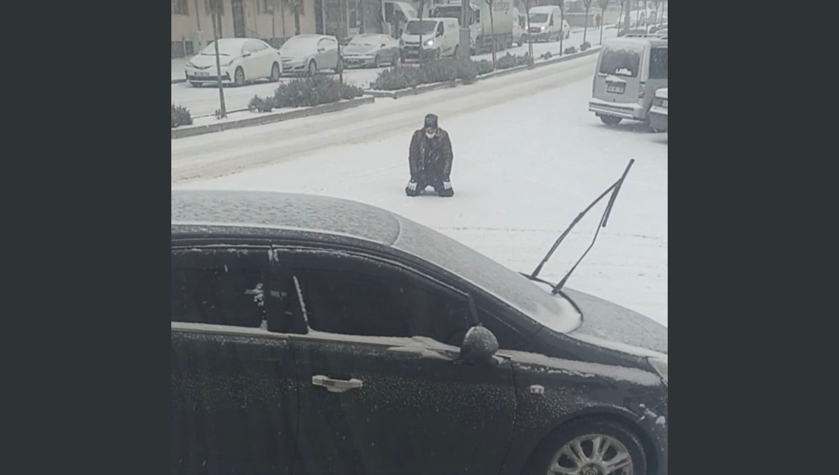 Kar yağışını görünce cadde ortasında secde etti