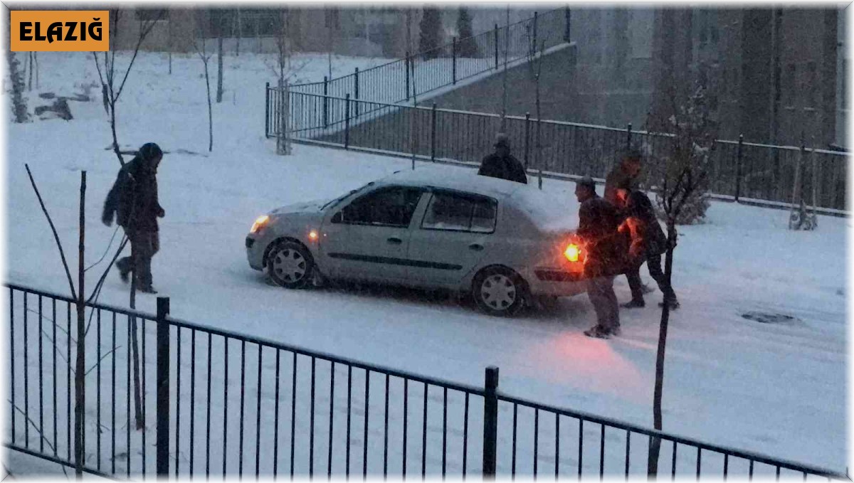 Kar yağışının etkili olduğu Elazığ'da sürücüler zor anlar yaşadı