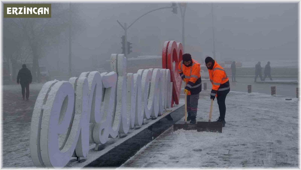 Kar yağışının etkili olduğu Erzincan'da sisten görüş mesafesi 3 metreye kadar düştü