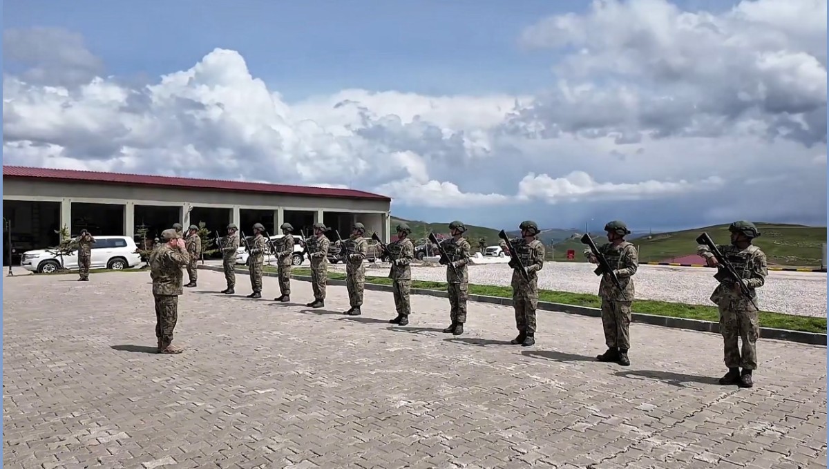 Kara Kuvvetleri Komutanı Bayraktaroğlu, Iğdır'daki Mehmetçikle bayramlaştı